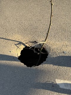 Внимание: Провал асфальта на парковке у дома 13 на Тургенева