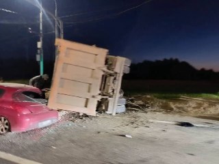 Самосвал с песком упал на легковушку на Ярославском шоссе