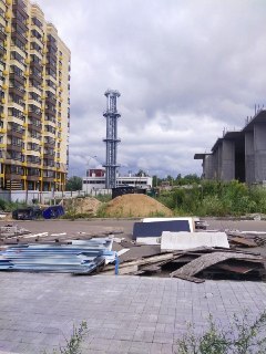 Жители района страдают от запаха горящих проводов в недострое