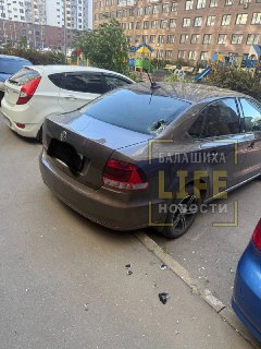 На Безымянной улице разбили стекло машины, выбросив предмет