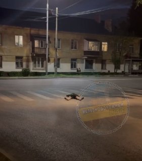 Молодой человек лег на асфальт из-за разрыва отношений