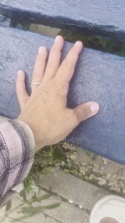 Жители Одинцово страдают из-за затяжного окрашивания скамейок на Можайском шоссе