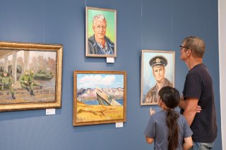Выставка «Палитра героизма» открылась в Выставочном зале