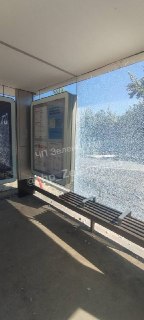 Вандалы повредили стекло на остановке в Зеленограде