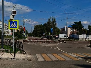 На перекрестке Спортивной и Школьной восстанавливают клумбу