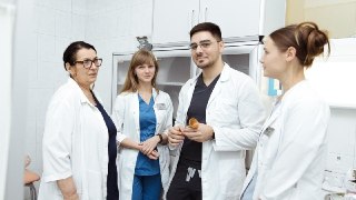 Более 2000 медиков в Подмосковье получили работу через программу