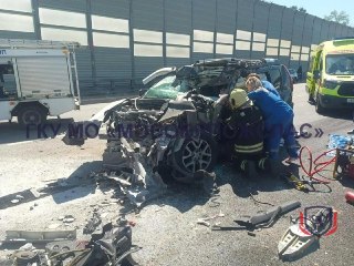 ДТП на Ярославском шоссе: водитель зажат в искореженном автомобиле