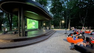 Киновечер под звёздами: уютный показ фильма в Наташинском парке