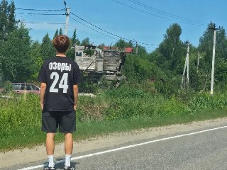 Ностальгия по детству: Деревянный дом на дереве в деревне Горы