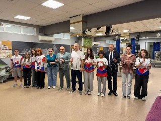 Молодёжь Дзержинска осваивает плетение антидроновых шторок для СВО