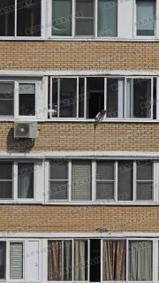 Ребенок угрожает прохожим с окна: полиция на месте происшествия