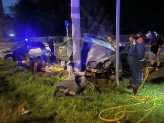 Ночная авария на Новоугличском шоссе: Mercedes врезался в столб