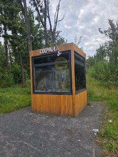 В Химкинском лесу повредили будку охраны
