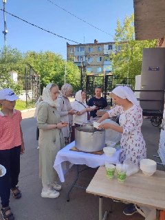 Благотворительный «Белый завтрак» в храме Филарета: помощь нуждающимся