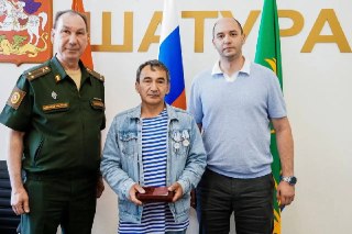 В Шатуре наградили ветерана СВО Ильхама Ахмедова медалями