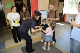 Фликеры спасут жизнь: пешеходам напомнили о безопасности в темноте