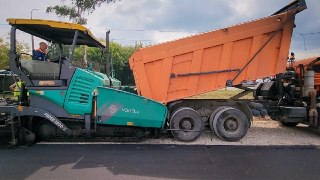 В Бронницах обновляют парковку у лицея на улице Льва Толстого