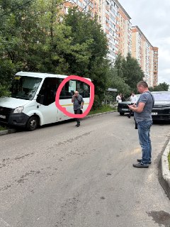Маршрутка врезалась в каршеринг и вылетела в деревья