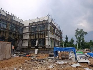 Стая собак на стройке угрожает безопасности жителей