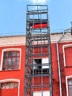 Старый Фабричный Корпус Превращается в Современное Здание с Лифтом