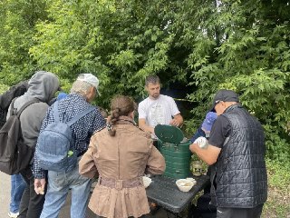 Помощь нуждающимся: кормление у старого моста каждую неделю