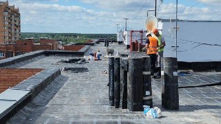 Капремонт крыши дома на ул. Красноармейской близок к завершению