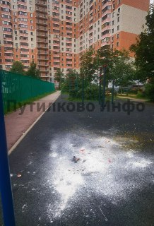 В Путилково обнаружен опасный белый порошок во дворе