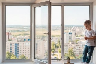 Основные правила безопасности детей у окон: советы для родителей