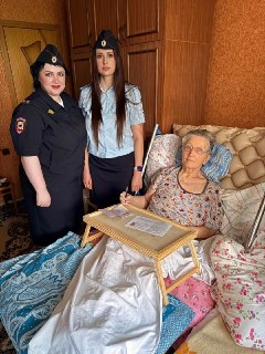 Пожилой паре в Новосибирской области вручили новые паспорта