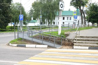 Новый Пандус у Монастыря: Удобство для Маломобильных Граждан
