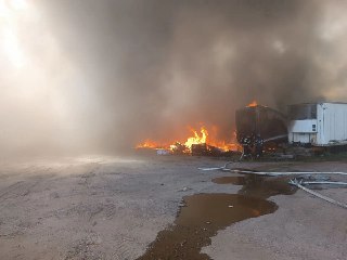 Пожар на складе: 800 кв. м в огне и взрывы газовых баллонов