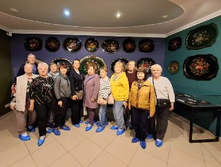 Долголеты Красноармейска открывают для себя искусство Жостово