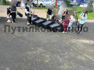 Дети играют с тележками в Путилково: родители не замечают