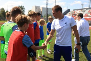 Спортивное развитие: Футболисты из школы «Вымпел» на стадионе «Чайка»