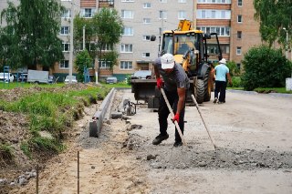 В городе обновляют двор: новые парковки и детская площадка