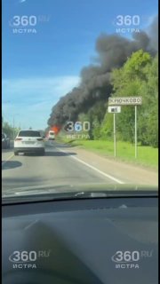 Пожар в Крючково: горит автомобиль на обочине