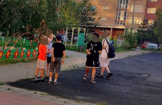 Обеспокоенные родители жалуются на опасные развлечения детей на площадке в Солнечной