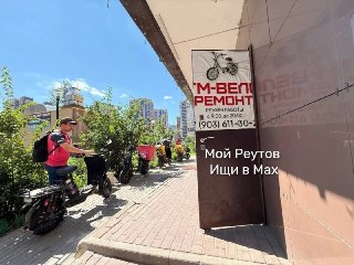 Жители дома на Октября жалуются на шум и курьеров у подъезда
